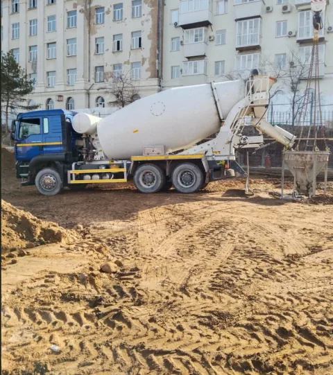 Миксер на строительном объекте